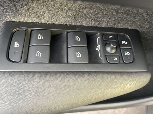 Used 2025 Volvo XC40 B5 Core image 37