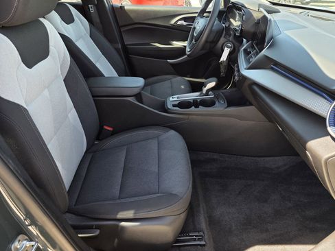 Used 2025 Chevrolet Trax LS w/ LS Convenience Package image 12