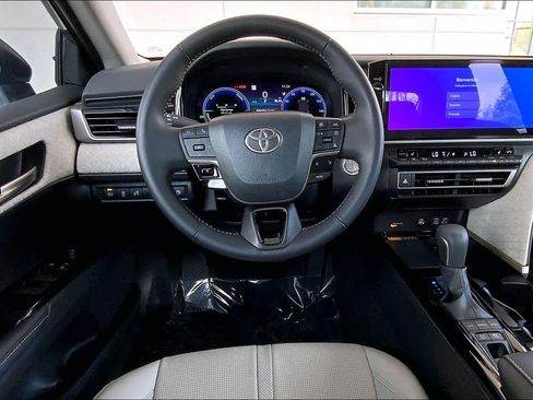 Used 2025 Toyota Camry XLE FWD image 6