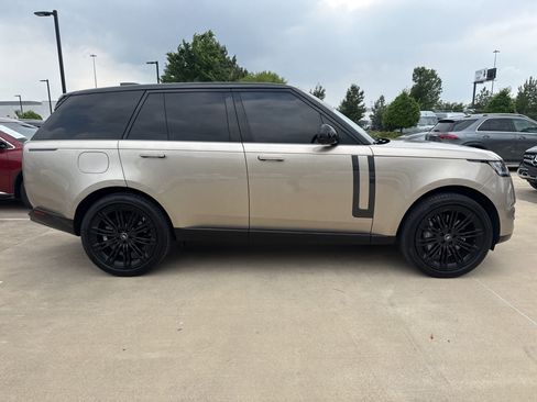 Used 2025 Land Rover Range Rover SE AWD/4WD image 3