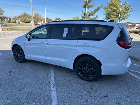 New 2026 Chrysler Pacifica Select image 21