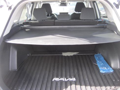 Used 2024 Toyota RAV4 LE AWD/4WD image 7