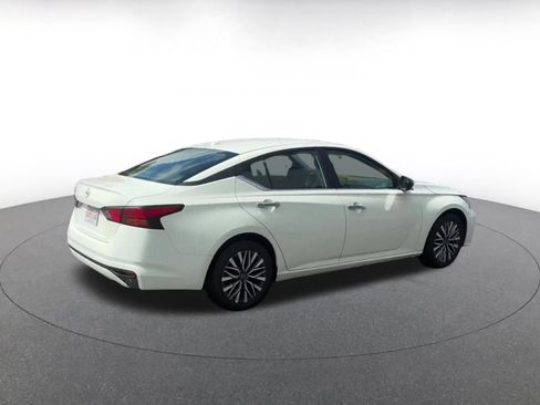 Used 2025 Nissan Altima 2.5 SV FWD image 12