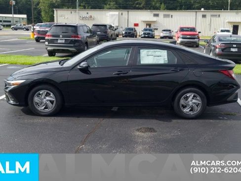 Certified 2026 Hyundai Elantra SE FWD image 9