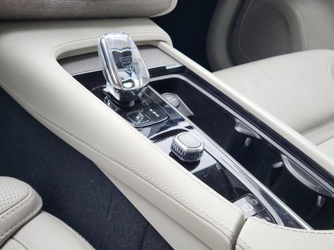 Used 2025 Volvo XC90 T8 Ultra w/ Protection Package Premier image 18