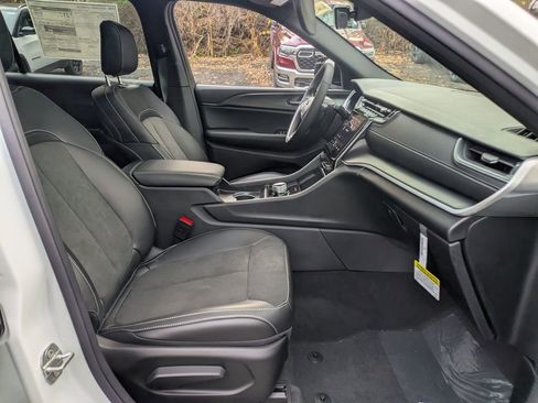 New 2025 Jeep Grand Cherokee L Altitude image 30