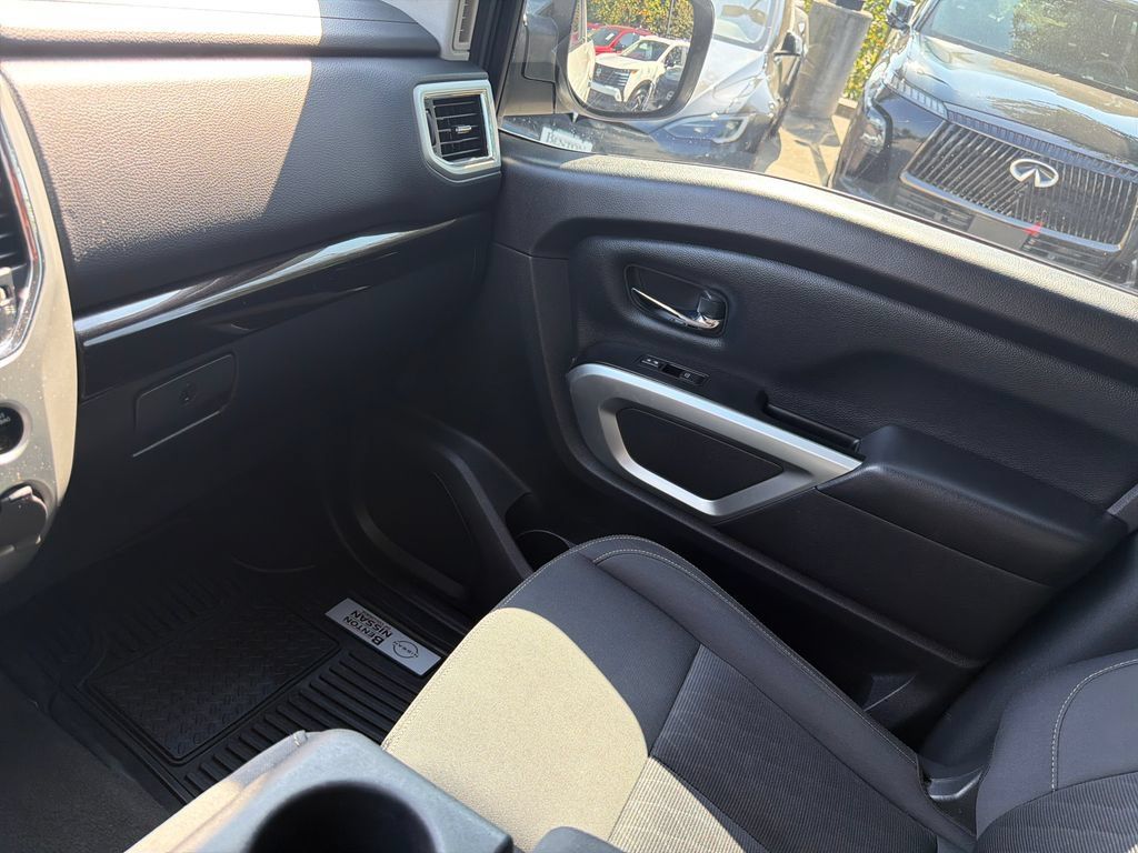 Used 2018 Nissan Titan SV AWD/4WD image 34