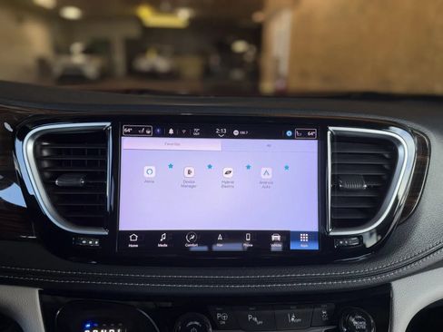 Used 2022 Chrysler Pacifica Limited FWD image 34