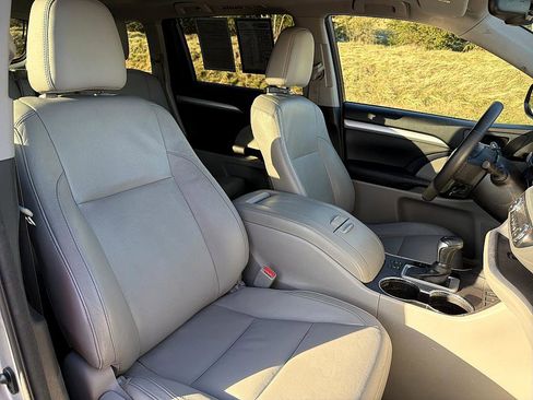Used 2015 Toyota Highlander XLE image 27