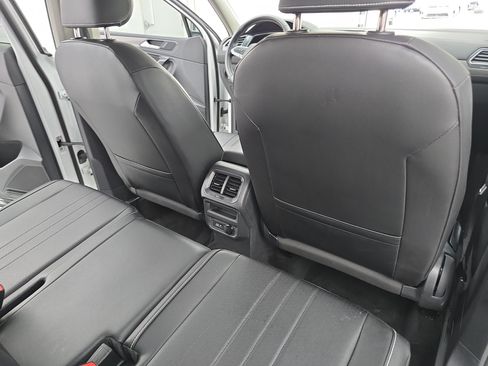 Used 2023 Volkswagen Tiguan SE FWD image 11