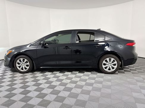 Used 2025 Toyota Corolla LE image 2