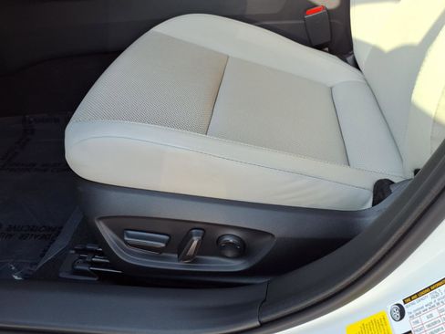 Used 2025 Toyota Prius XLE FWD image 24