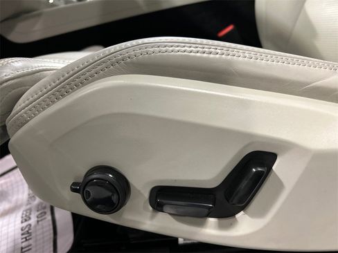 Certified 2023 Volvo XC60 B5 Ultimate w/ Climate Package image 11