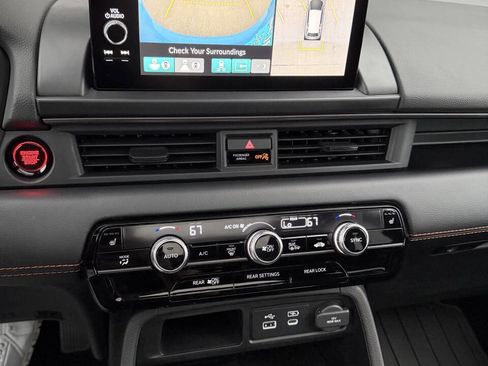 Used 2025 Honda Pilot TrailSport image 21