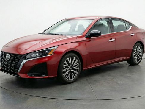 Used 2025 Nissan Altima 2.5 SV image 3