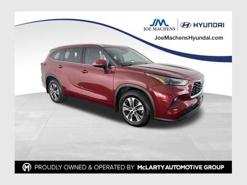 Used 2022 Toyota Highlander XLE AWD/4WD image 1