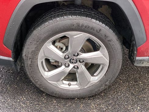 Used 2021 Toyota RAV4 XLE Premium image 31