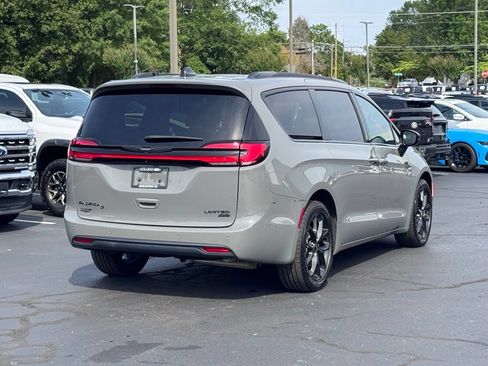 Used 2023 Chrysler Pacifica Limited w/ Uconnect Theater Family Group AWD/4WD image 18