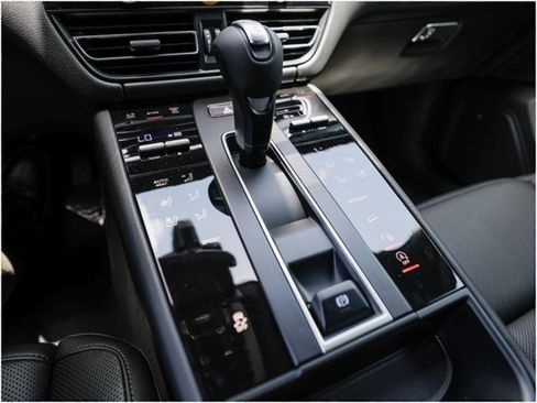 Certified 2025 Porsche Macan AWD/4WD image 20