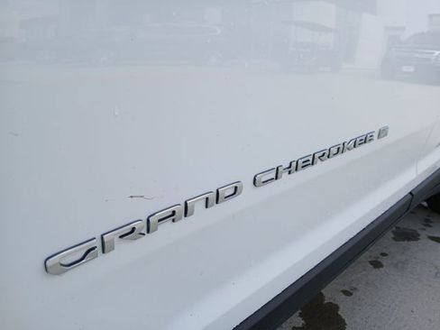 Used 2023 Jeep Grand Cherokee Limited image 10