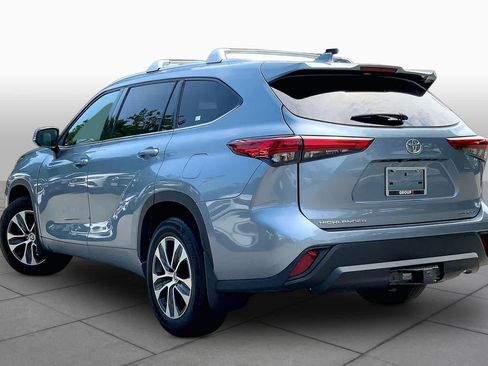 Used 2021 Toyota Highlander XLE AWD/4WD image 12