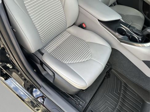 Used 2023 Toyota Camry SE image 19