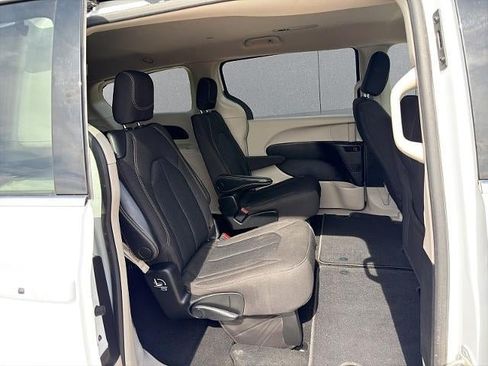 Used 2022 Chrysler Voyager LX FWD image 15