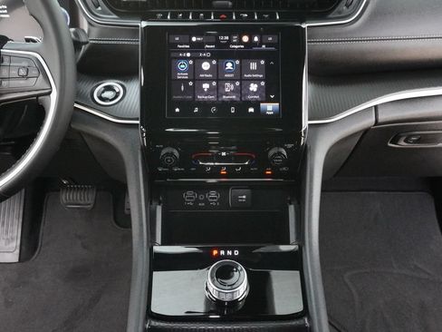Used 2025 Jeep Grand Cherokee Laredo X AWD/4WD image 19