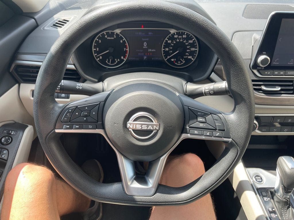 Used 2025 Nissan Altima 2.5 SV FWD image 14