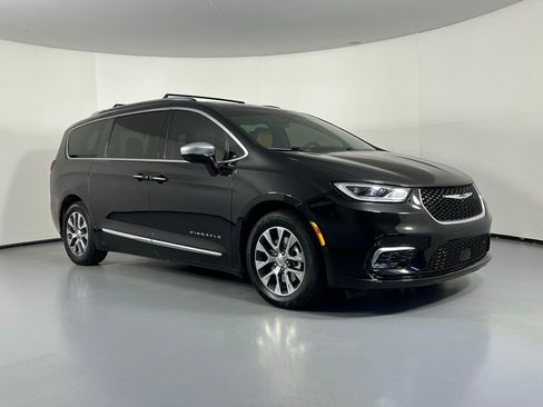 Used 2022 Chrysler Pacifica Pinnacle image 1
