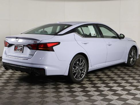Used 2023 Nissan Altima 2.0 SR FWD image 11