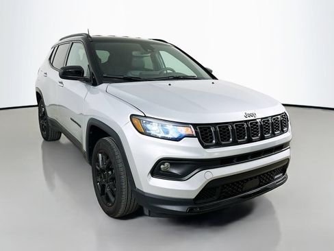 Used 2024 Jeep Compass Latitude w/ Convenience Group AWD/4WD image 3