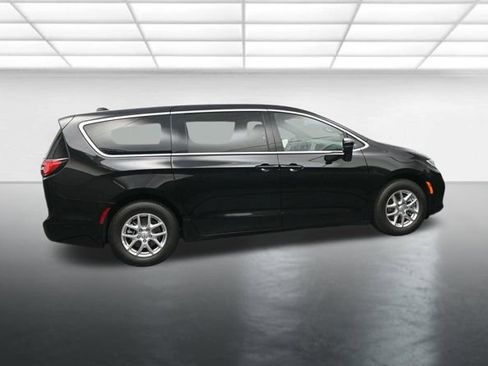 New 2026 Chrysler Pacifica Select image 9