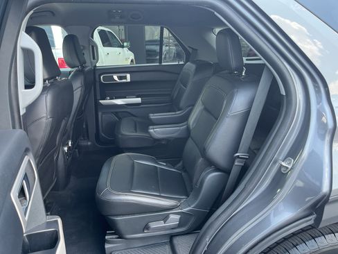 Used 2022 Ford Explorer XLT w/ Equipment Group 202A AWD/4WD image 33