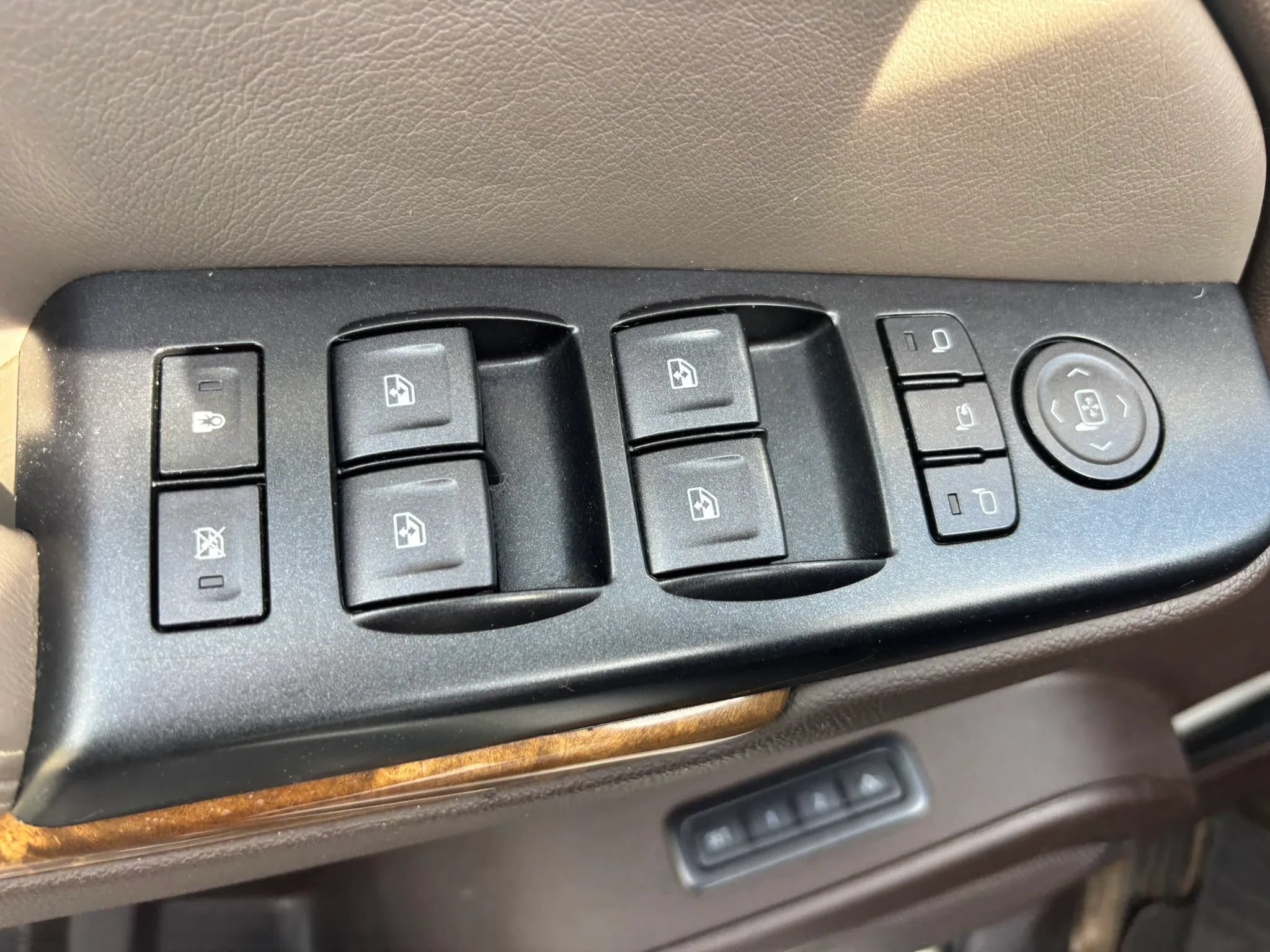 Used 2015 GMC Yukon Denali w/ Touring Package AWD/4WD image 24