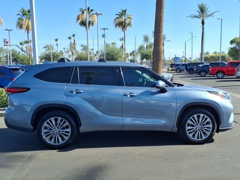 Used 2023 Toyota Highlander Platinum FWD image 3