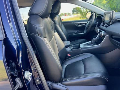 Used 2019 Toyota RAV4 XLE w/ Convenience Package FWD image 12
