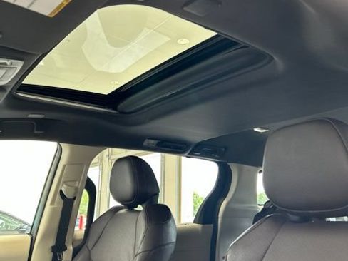 Used 2024 Toyota Sienna Platinum AWD/4WD image 20