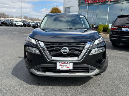 Used 2023 Nissan Rogue SV image 2