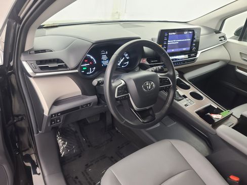 Used 2024 Toyota Sienna XLE image 24