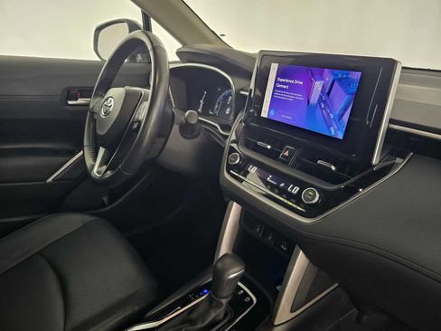 Used 2023 Toyota Corolla Cross XLE image 11