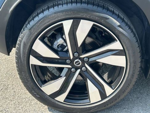 Certified 2024 Volvo XC40 B5 Plus AWD/4WD image 9