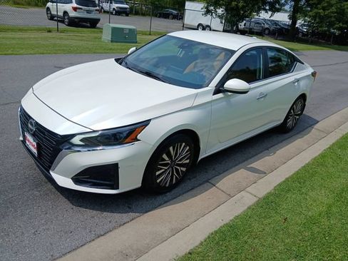 Used 2023 Nissan Altima 2.5 SV FWD image 6