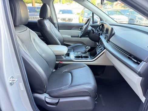 Used 2023 Kia Carnival LX FWD image 23