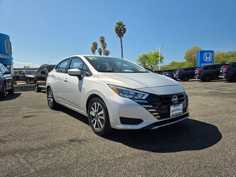 Used 2025 Nissan Versa SV FWD image 4
