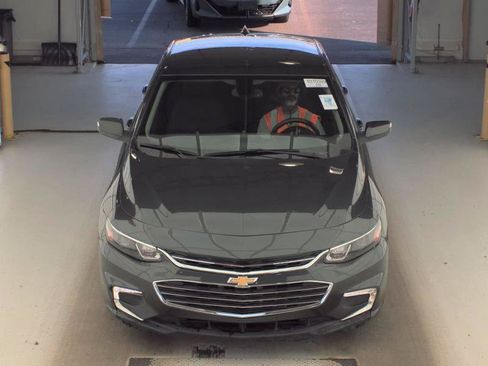 Used 2018 Chevrolet Malibu LT FWD image 2