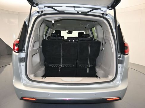 Used 2023 Chrysler Pacifica Touring-L FWD image 24