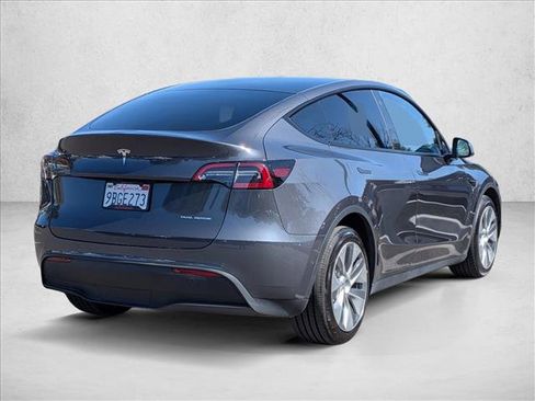 Used 2022 Tesla Model Y Long Range image 5