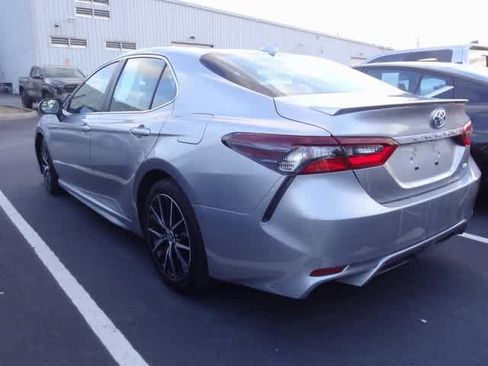 Used 2023 Toyota Camry SE image 4