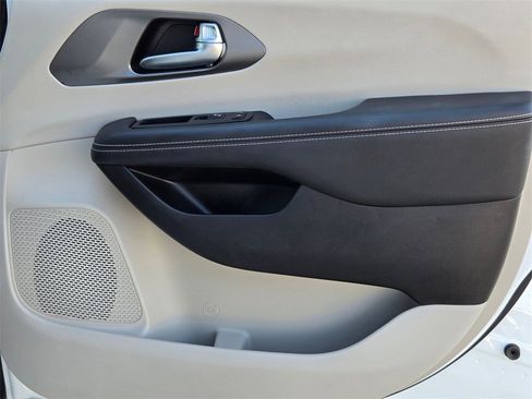 Used 2024 Chrysler Pacifica Touring-L image 28
